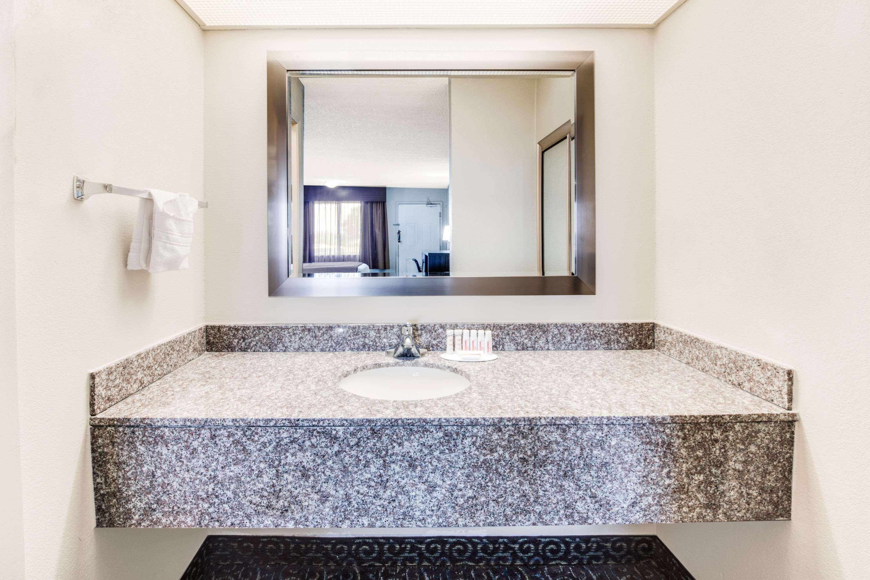 Super 8 by Wyndham Big Spring TX Motel Bagian luar foto